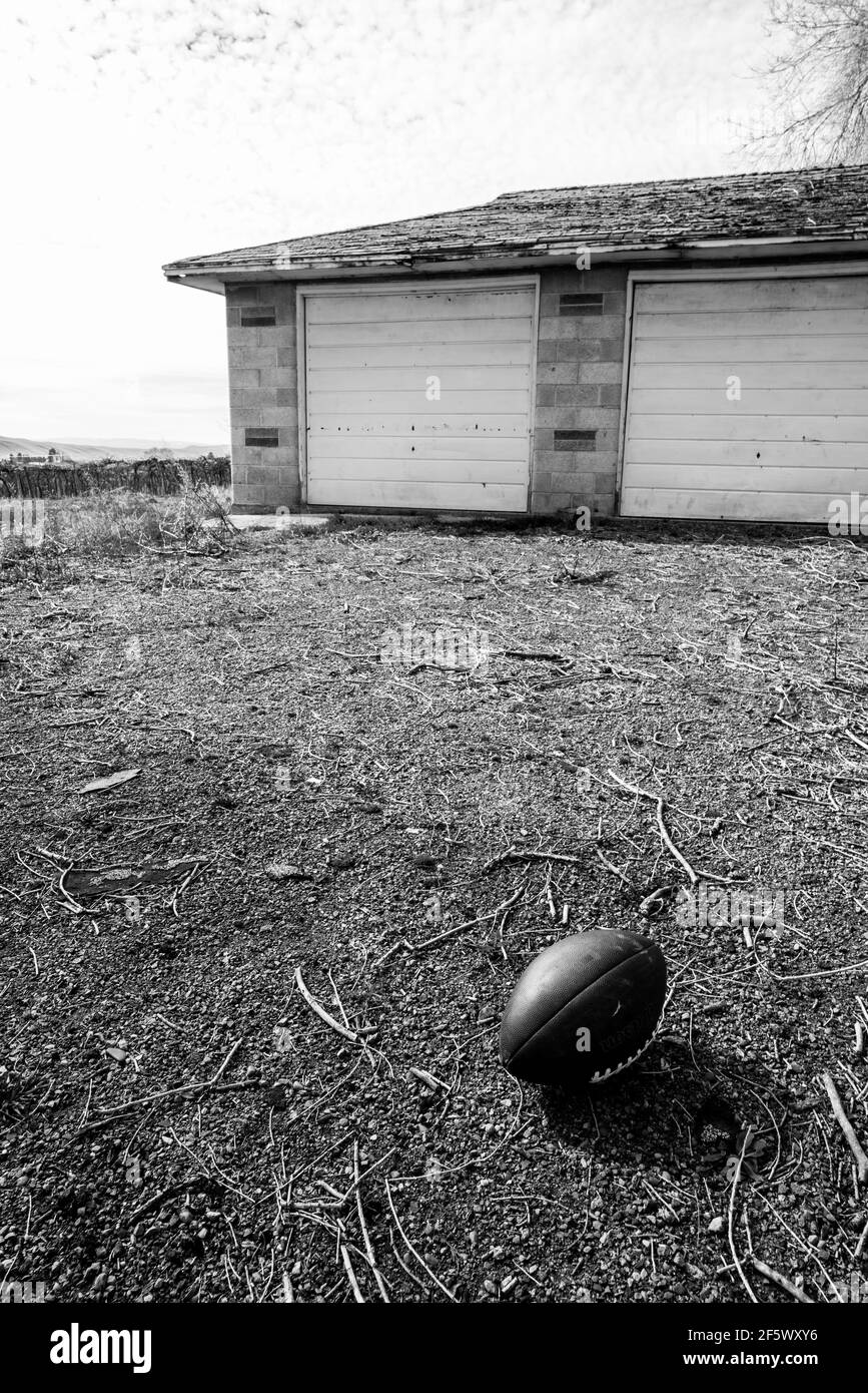 Garage vecchio e palla caduto Foto Stock