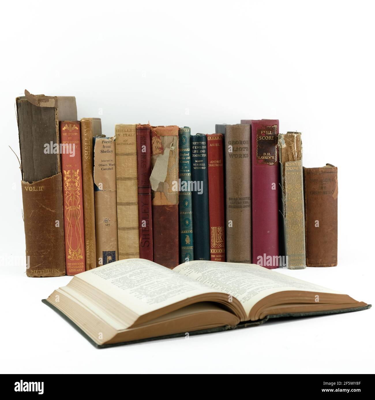 Vecchie poesie libri d'epoca su sfondo bianco Foto Stock