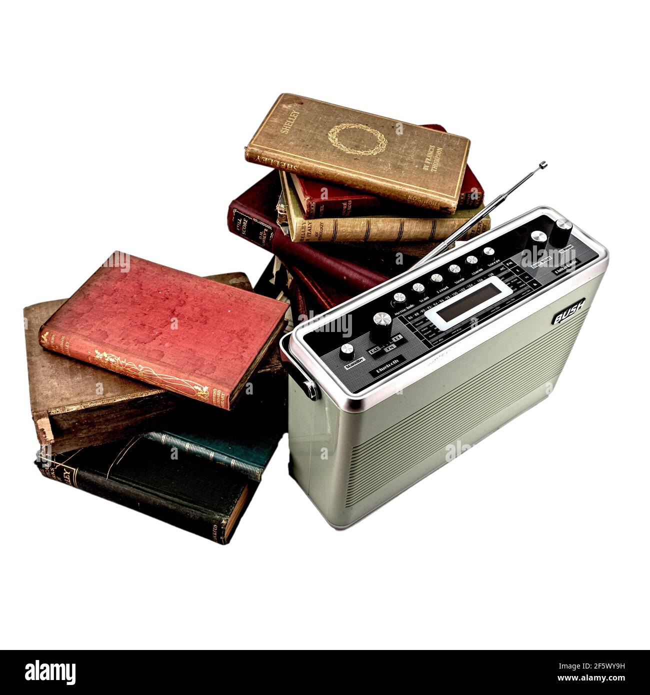 Radio audio retrò moderna e backstage di vecchi libri d'epoca inglesi sfondo bianco Foto Stock