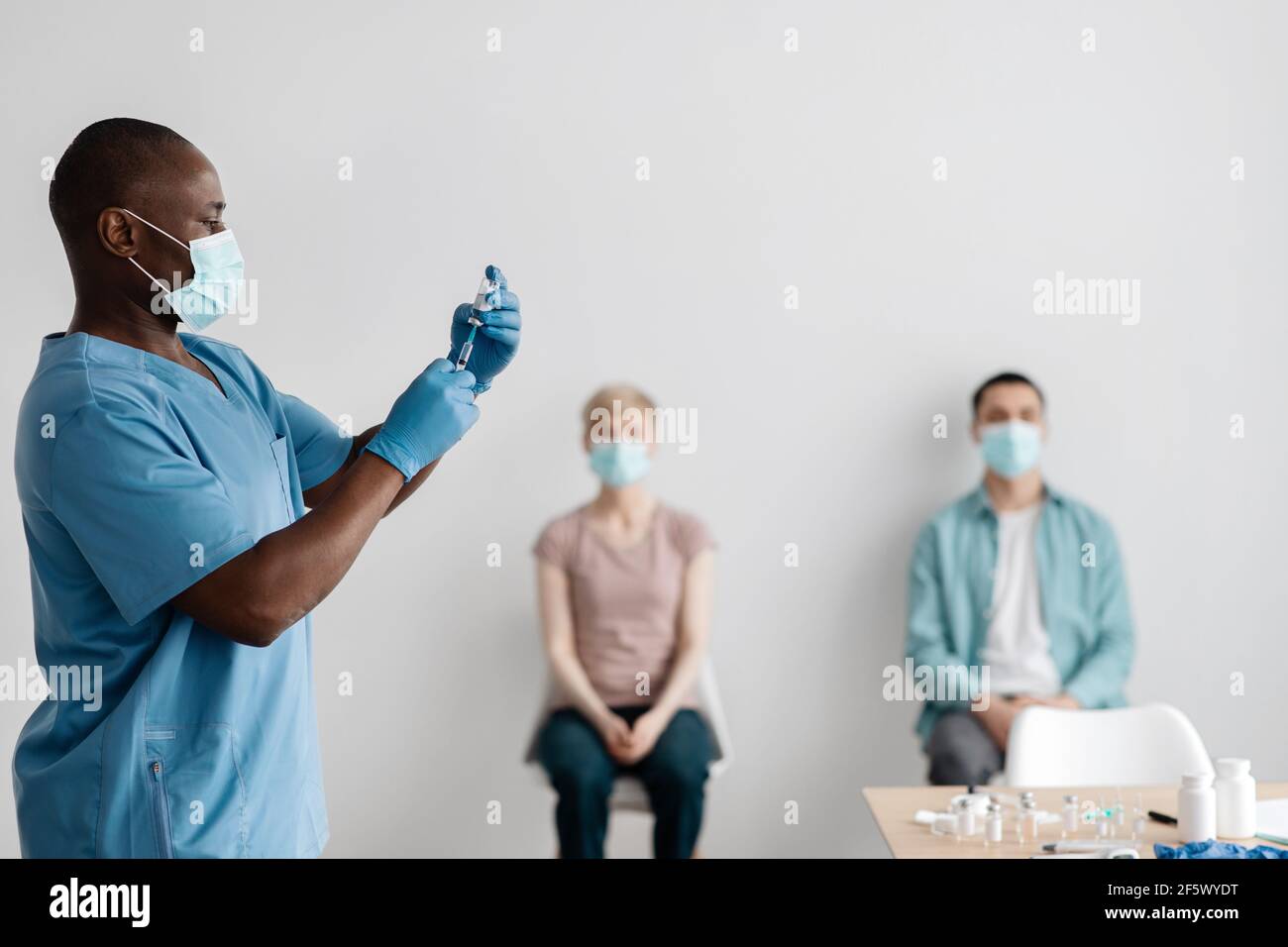 Campagna di vaccinazione nel centro di immunizzazione, assistenza sanitaria e medicina Foto Stock