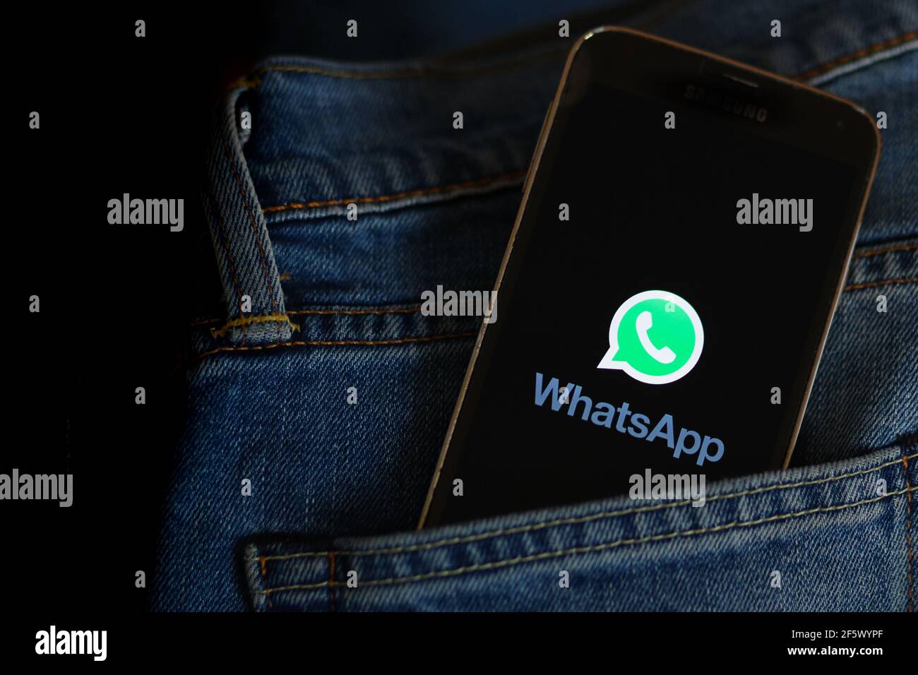 In questa illustrazione fotografica viene visualizzato un logo del comunicatore online Whatsapp sullo smartphone. Foto Stock