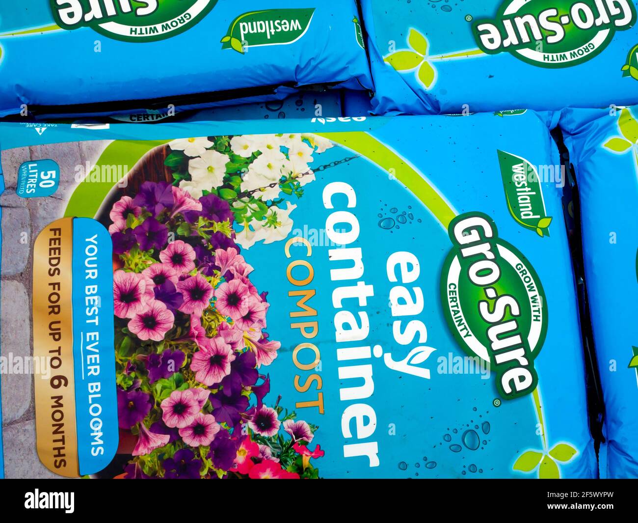 Una pila di sacchetti di Gro Sure Brand Easy contenitore Compost in un centro giardino Foto Stock
