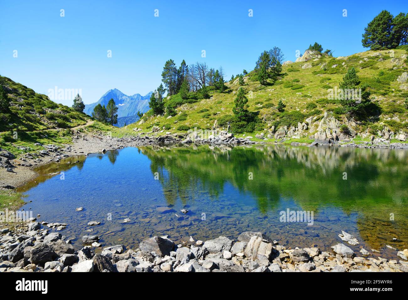 Splendido paesaggio montano nella riserva naturale nazionale di Neouvielle, Lac de Bastan, Pirenei francesi. Foto Stock