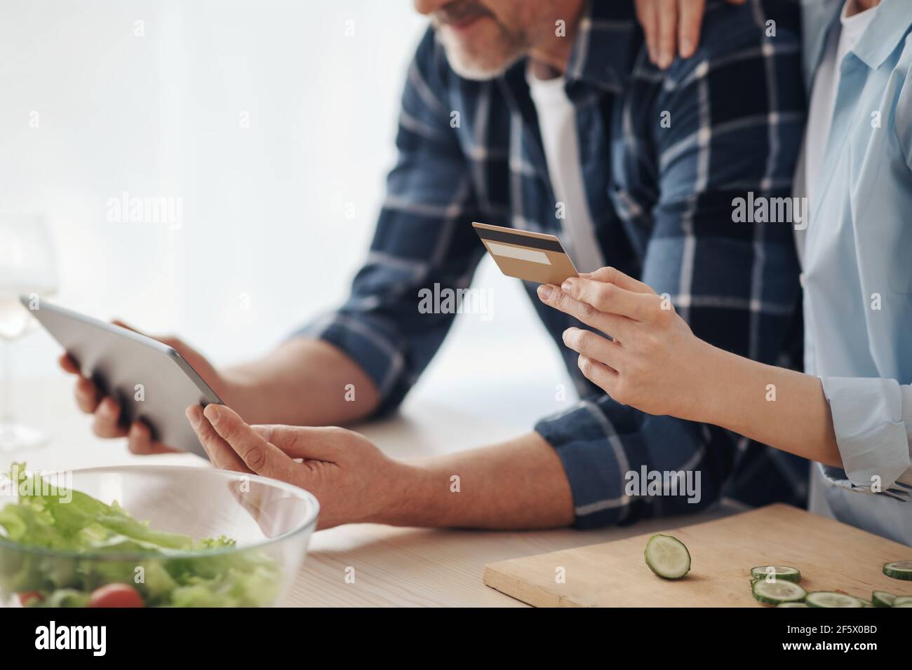 Moderno ordine di generi alimentari, fast food e shopping a casa durante la chiusura del covid-19 Foto Stock
