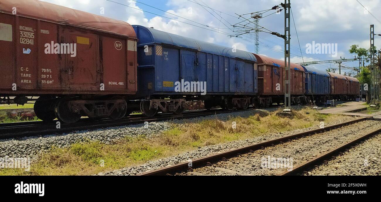 Trasporto di contenitori di carico sul treno di trasporto del trasporto del trasporto in treno di trasporto in ferrovia. Container intermodale su Train Car. Logistica di trasporto del trasporto ferroviario di merci. Foto Stock