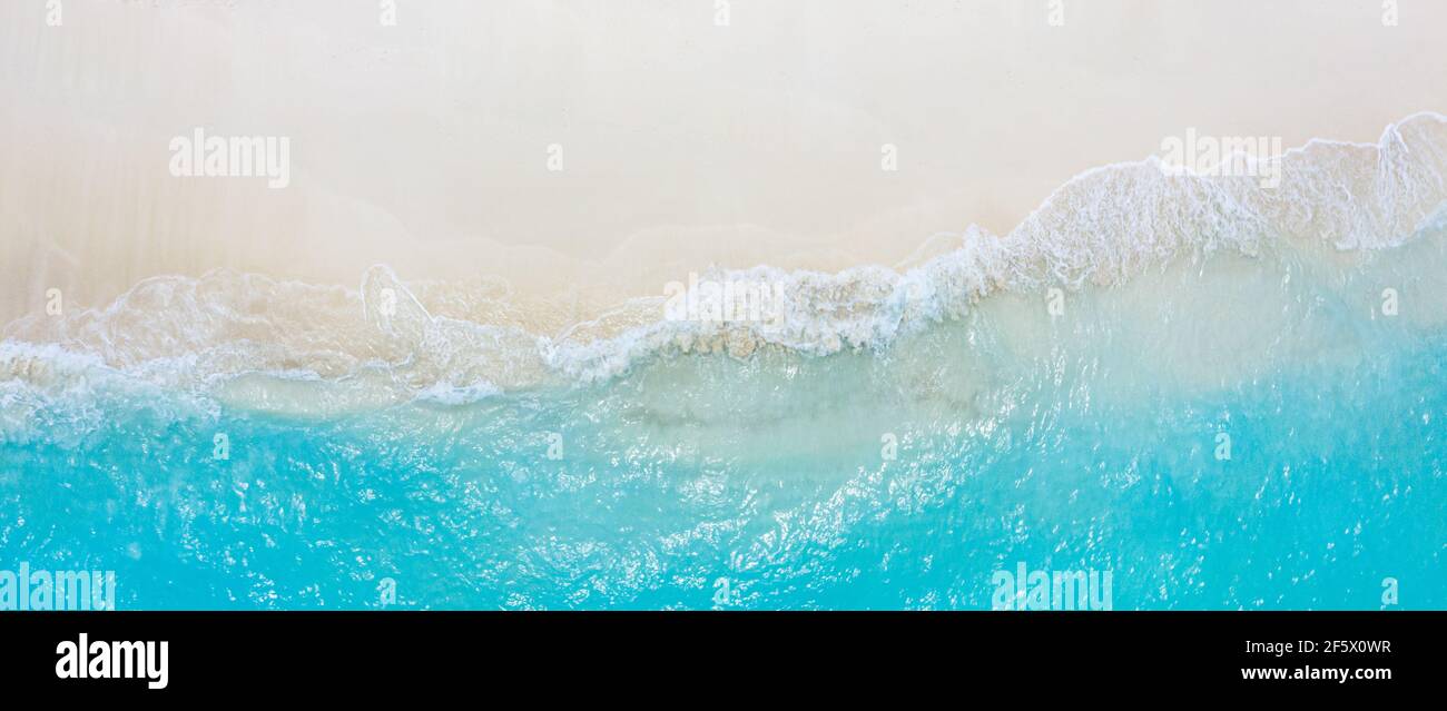 Estate mare belle onde, acqua di mare blu in giornata di sole. Vista dall'alto dal drone. Mare relax vista aerea, incredibile sfondo tropicale natura Foto Stock