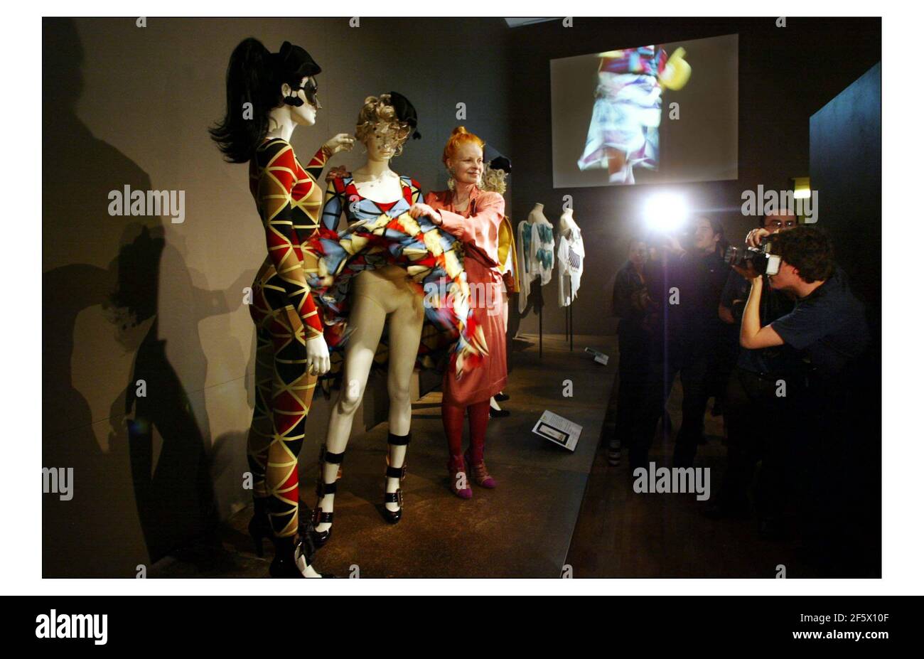 Vivienne Westwood fa lampeggiare la stampa al VIVIENNE WESTWOOD 34 Years in Fashion Exhibition...1 aprile 11 luglio 2004 al V&A a Londra.pic David Sandison 30/3/2004 Foto Stock