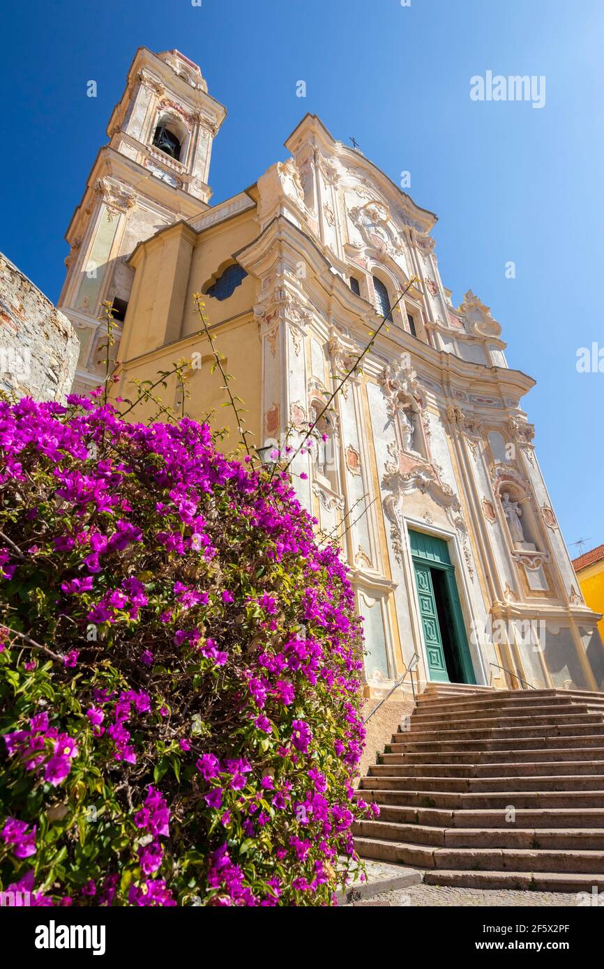 Veduta della chiesa barocca di San Giovanni Battista nella città di Cervo. Cervo, provincia di Imperia, Ponente Riviera, Liguria, Italia, Europa. Foto Stock