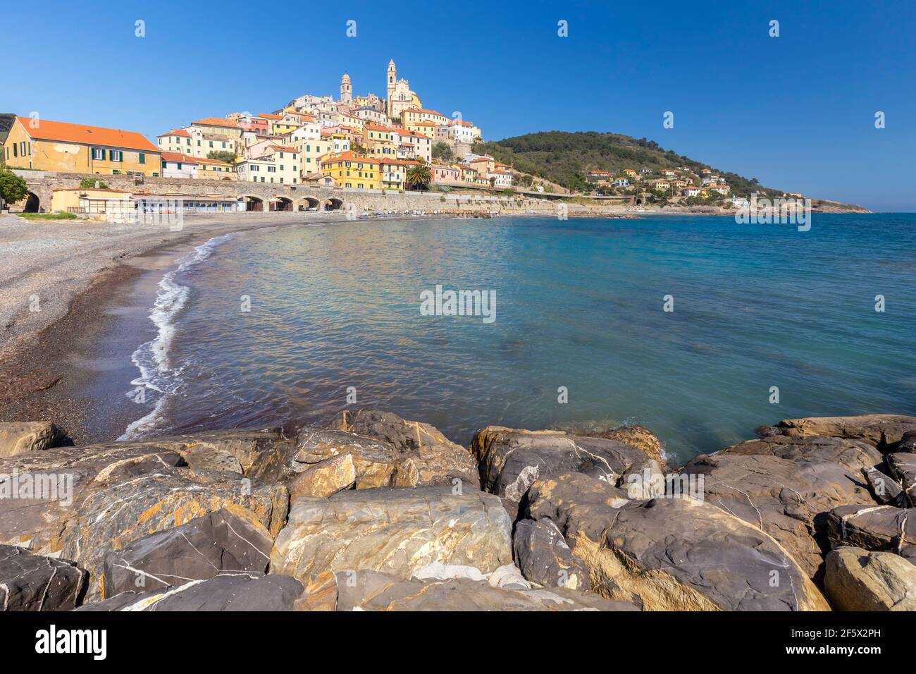 Vista sulla colorata città e sulla spiaggia di Cervo. Cervo, provincia di Imperia, Ponente Riviera, Liguria, Italia, Europa. Foto Stock