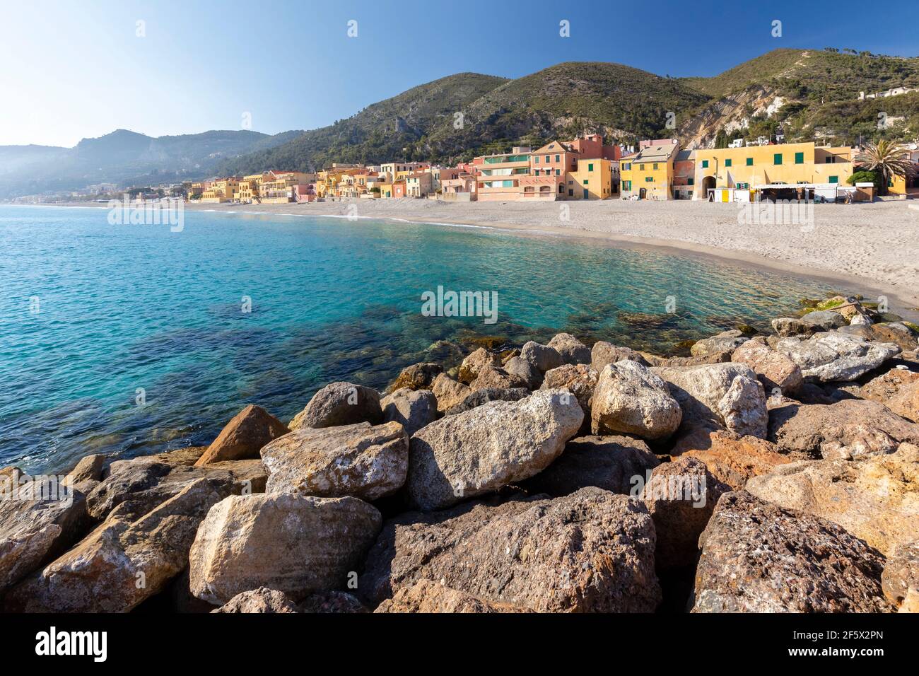 Vista delle case colorate e della spiaggia di Varigotti, finale Ligure, Savona, Ponente Riviera, Liguria, Italia. Foto Stock