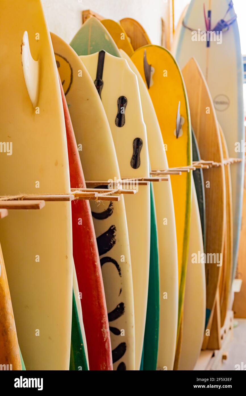 Città del Capo, Sud Africa - 23 marzo 2021: Tavole da surf vintage retrò allineate in un negozio di surf locale Foto Stock