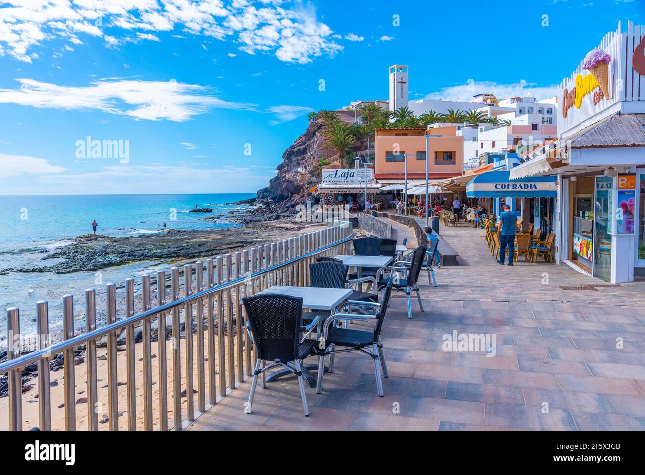 Morro Jable, Spagna, Janury 24, 2021: La gente sta passeggiando su una passeggiata a Morro Jable, Fuerteventura, isole Canarie, Spagna. Foto Stock