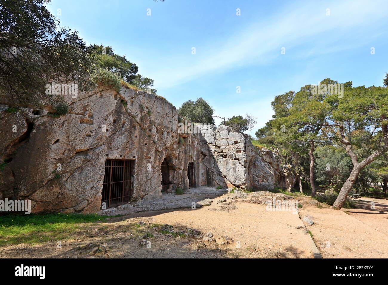 Il "carcere di Socrate' a Filopappos hill, Atene, Grecia. Foto Stock