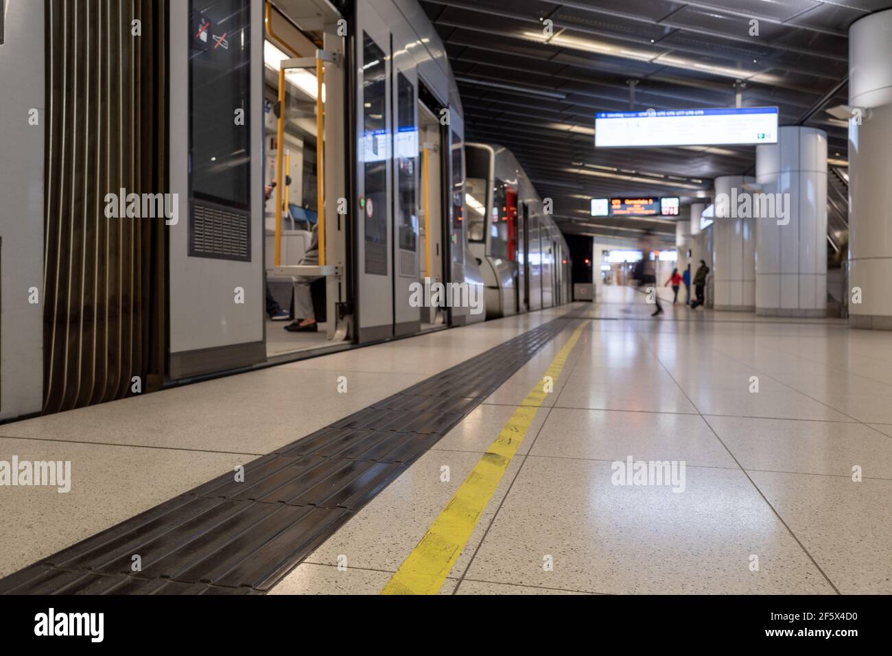Vista del fuoco selezionata sulla linea gialla di fronte al tram sulla stazione ferroviaria metropolitana piattaforma in Germania durante il blocco da epidemia di COVID-19. Foto Stock