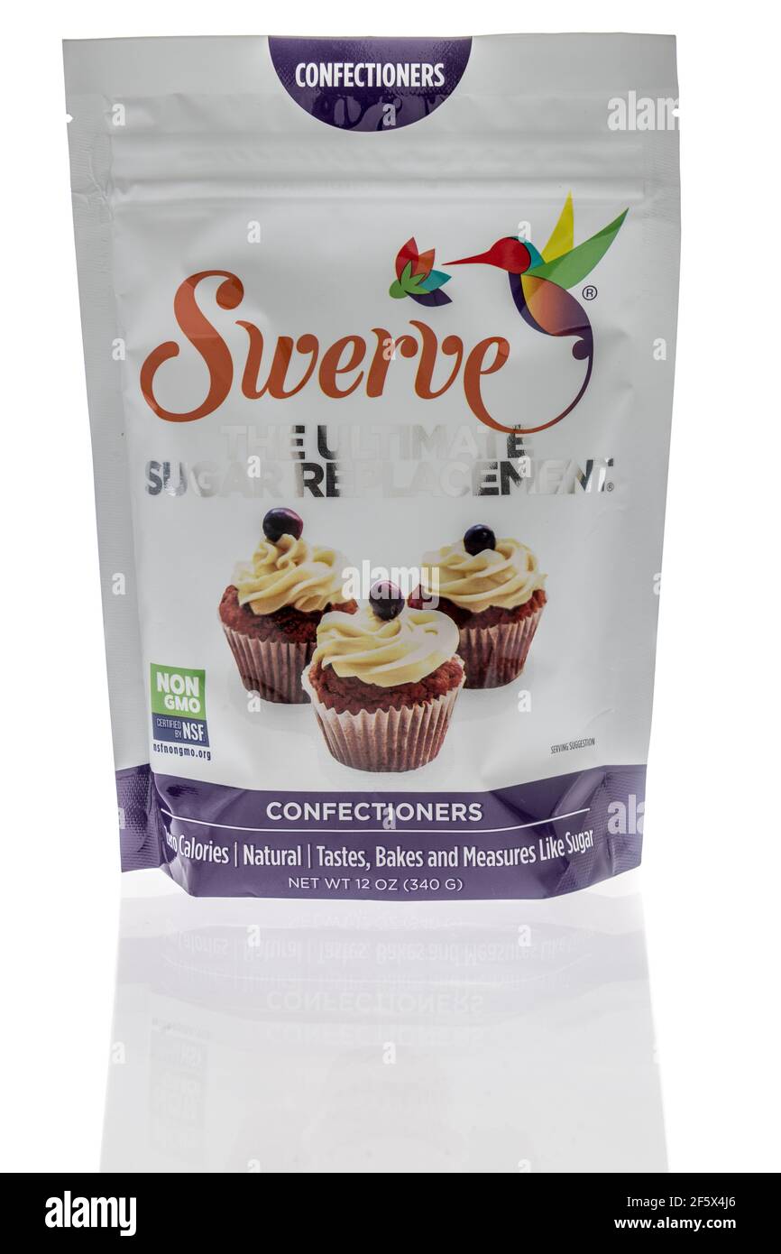 Winneconne, WI - 27 marzo 2021: Un pacchetto di Swerve Confectioners zucchero di ricambio su uno sfondo isolato Foto Stock