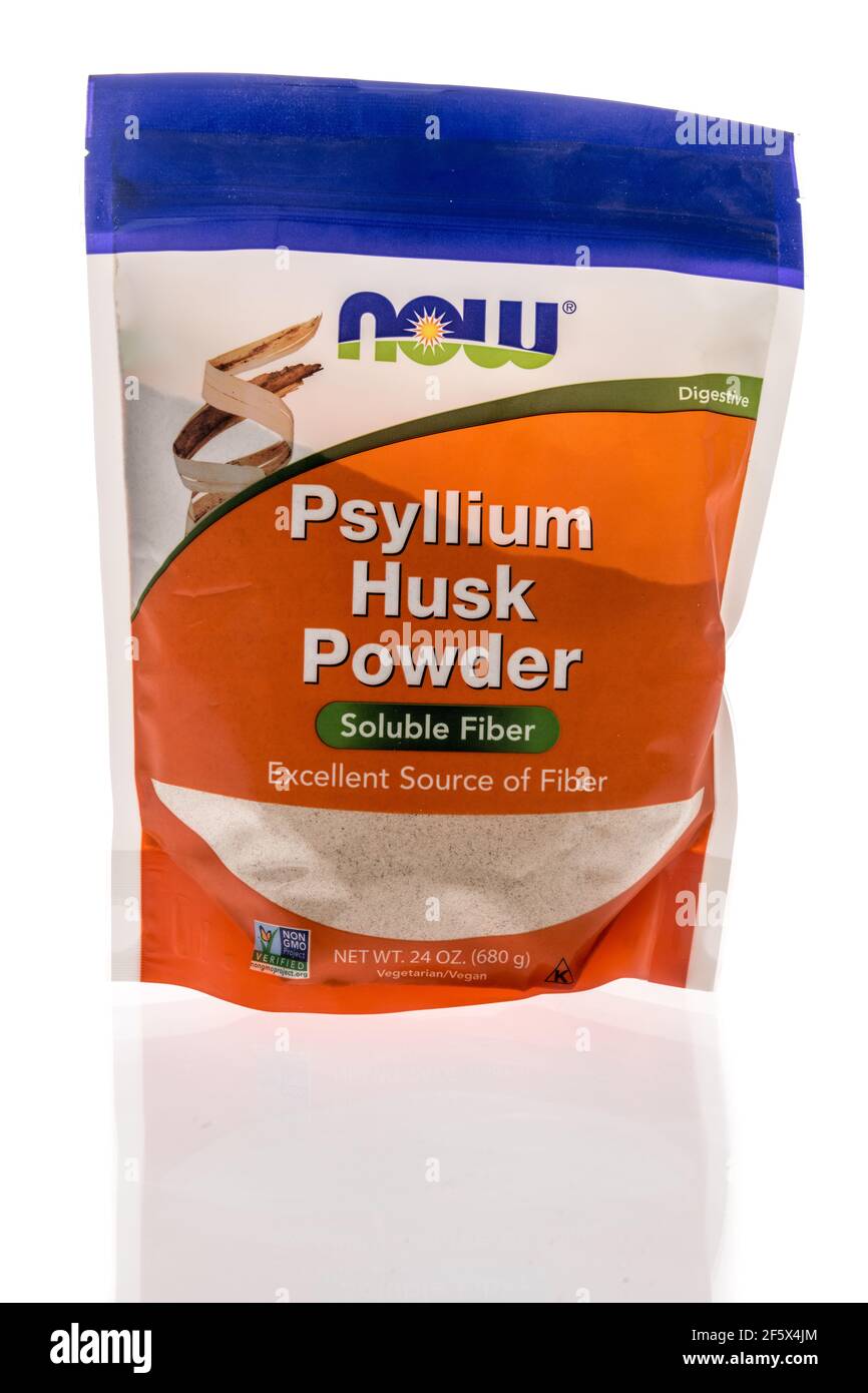 Winneconne, WI - 27 marzo 2021: Un pacchetto di polvere di buccia di Psyllium Now su uno sfondo isolato Foto Stock