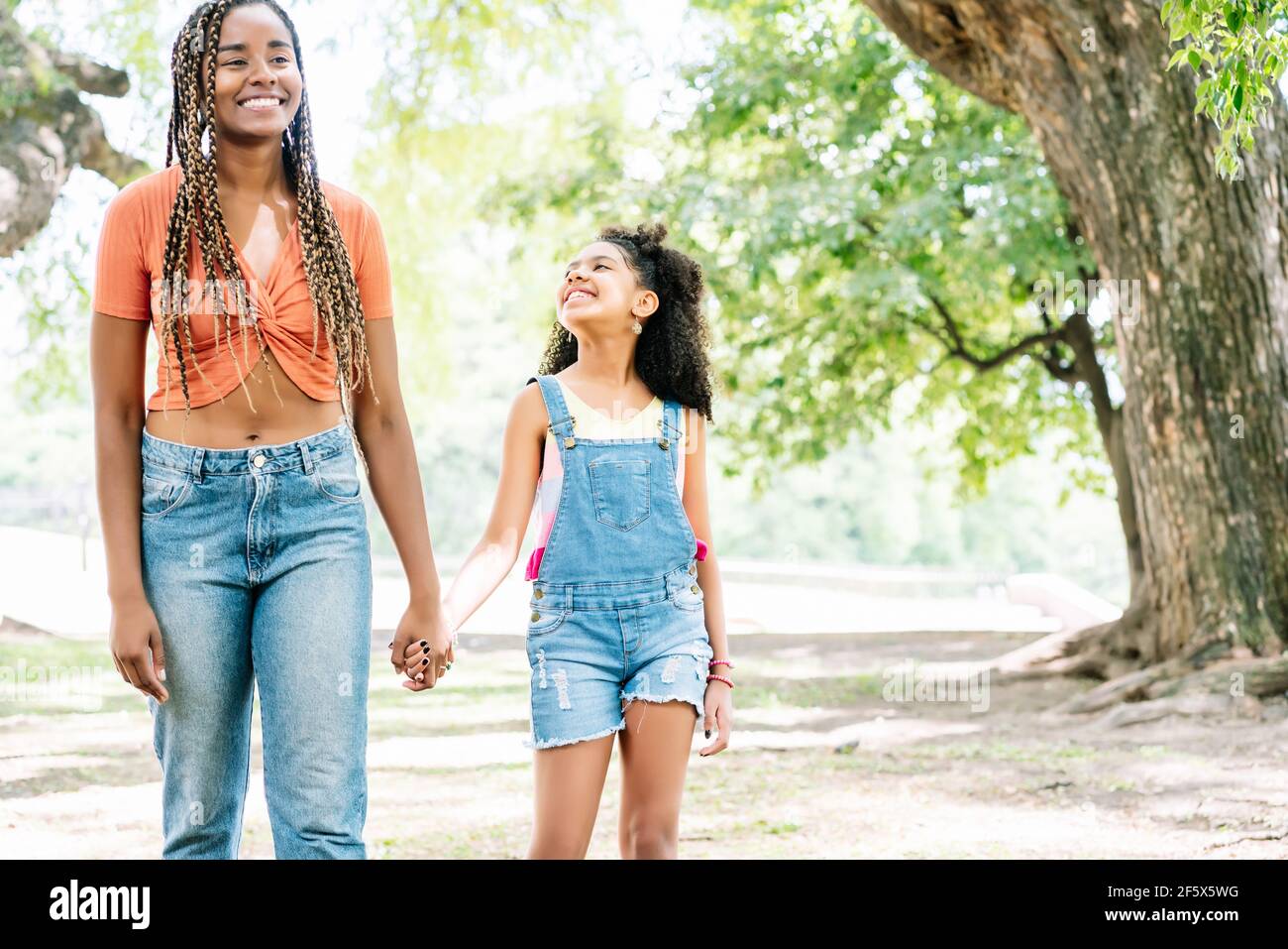 Madre e figlia si divertano a fare una passeggiata al parco. Foto Stock