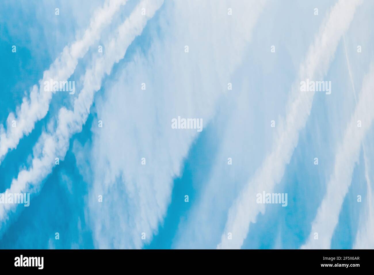 Tracce di un aereo contro un cielo blu con nuvole, sfondo. Foto Stock