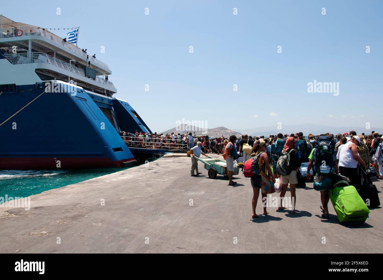 Un grande gruppo di turisti a bordo di un traghetto nel porto dell'isola di Naxos in Grecia. Concetto di turismo di viaggio Foto Stock
