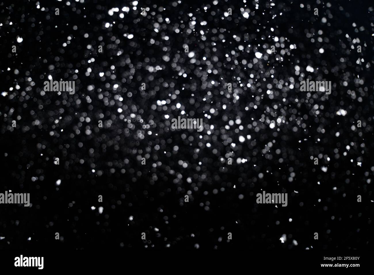 Neve fuori fuoco per l'uso come strato di texture nel tuo progetto. Elemento di design per la sovrapposizione del tuo design invernale. Foto Stock