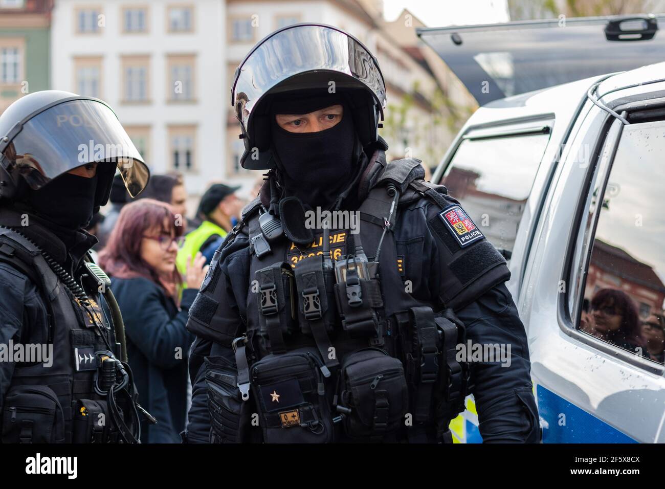 Brno, Repubblica Ceca - 1 maggio 2019: Ufficiali di polizia armati in equipaggiamento da rivolta durante la dimostrazione estremisti di destra e scontri con attivisti contro r Foto Stock