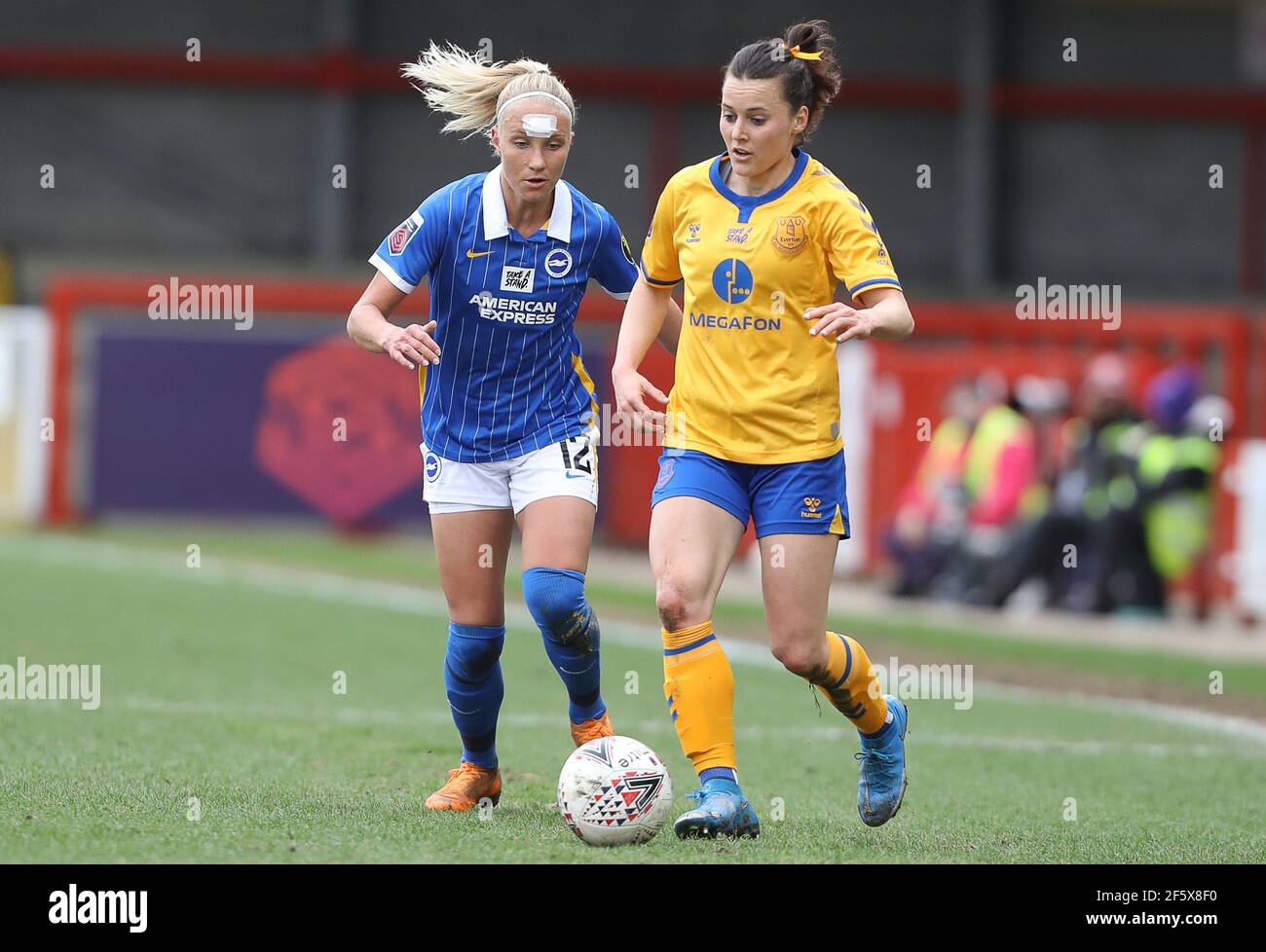 Crawley, Regno Unito. 28 Marzo 2021. Hayley raso di Everton ed Emma Koivisto di Brighton durante la partita della Super League femminile di fa tra le donne di Brighton & Hove Albion e le donne di Everton al People's Pension Stadium il 28 marzo 2021 a Crawley, Regno Unito Credit: Paul Terry Credit: Paul Terry Photo/Alamy Live News Foto Stock