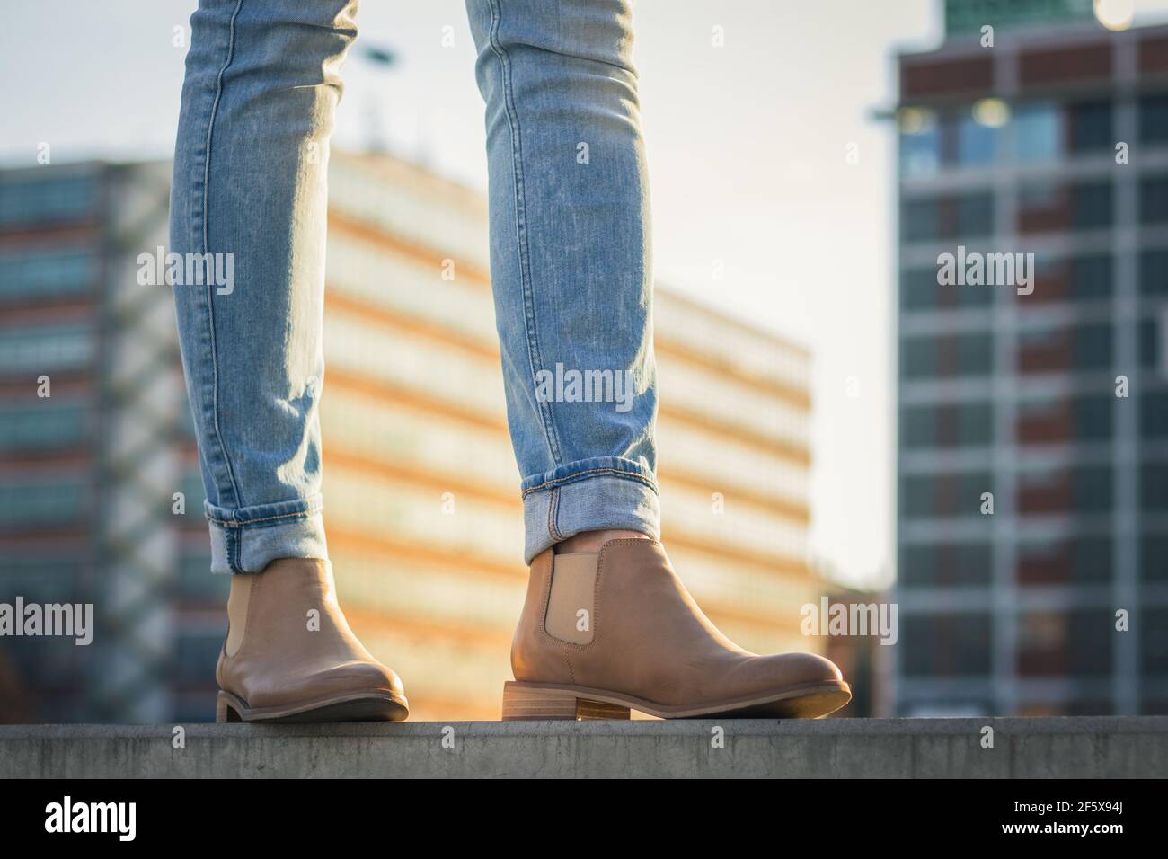Gambe femminili in jeans e scarpe in pelle. Donna alla moda che indossa abiti casual in città. Foto Stock
