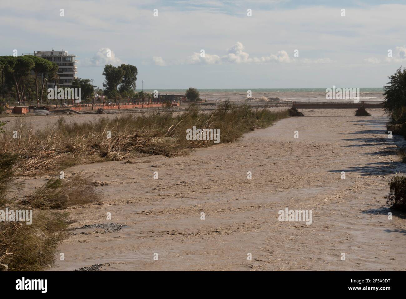 L'acqua del fiume rigonfia in Flood dopo Heavy Rain trasporta fango Vicino alla bocca Foto Stock