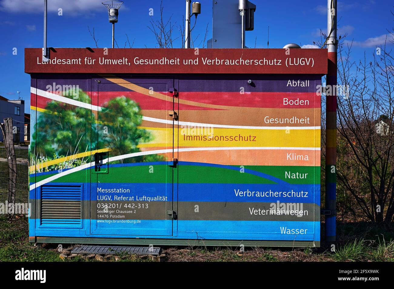 Blankenfelde-Mahlow, Germania - 14 marzo 2020: Stazione di misurazione per il controllo dei dati ambientali dell'autorità ambientale del Brandeburgo (LUGV Foto Stock