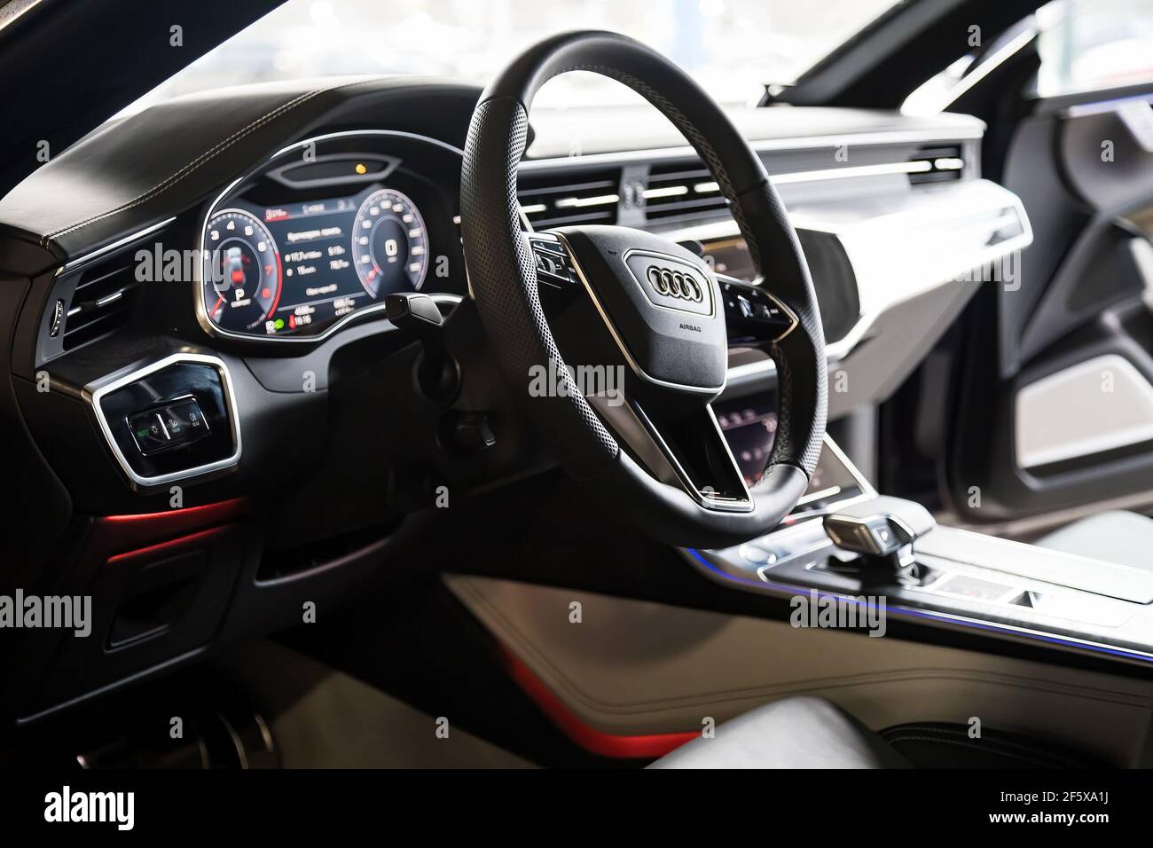 Mosca. Russia - 16 gennaio 2020: Interno di una berlina premium Audi A7 Sportback Ultra Nova GT 1 del 111. Sedili e cruscotto in pelle nera, schermi a LED con touchpad. Comando della climatizzazione e cambi di marcia Foto Stock