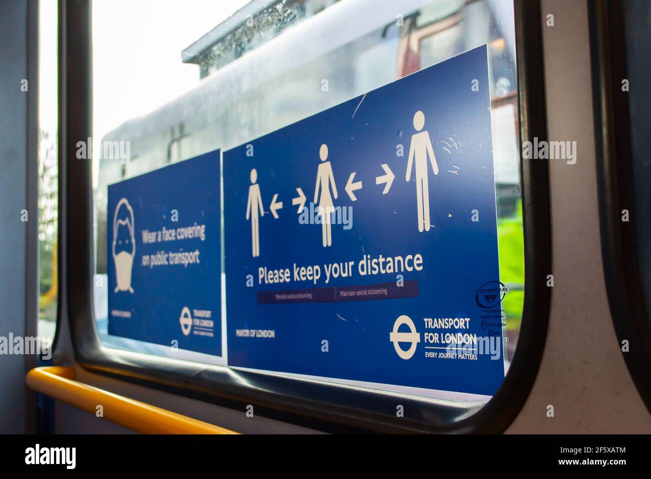 LONDRA, INGHILTERRA - 5 febbraio 2021: Note di divaricamento sociale e di copertura all'interno di un autobus TFL di Londra Foto Stock