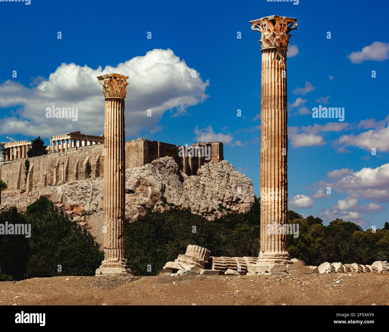 L'Acropoli di Atene, un'antica cittadella situata su uno sperone roccioso sopra la città di Atene, vista dalle rovine del tempio di Zeus. Foto Stock