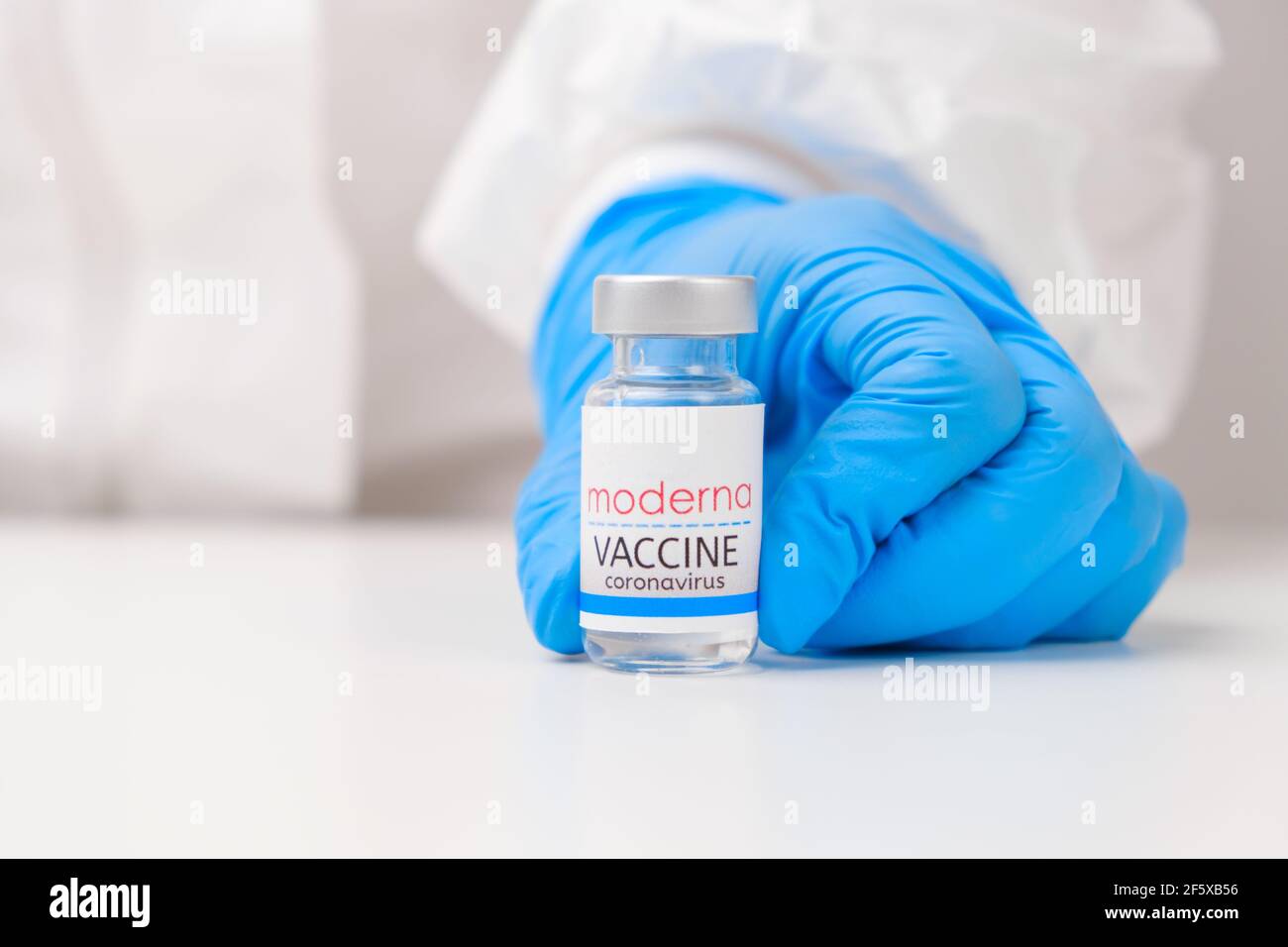 Vaccino moderna contro Covid-19, coronavirus o SARS-Cov-2 in mano medica in guanti di gomma, marzo 2021, San Francisco, USA Foto Stock