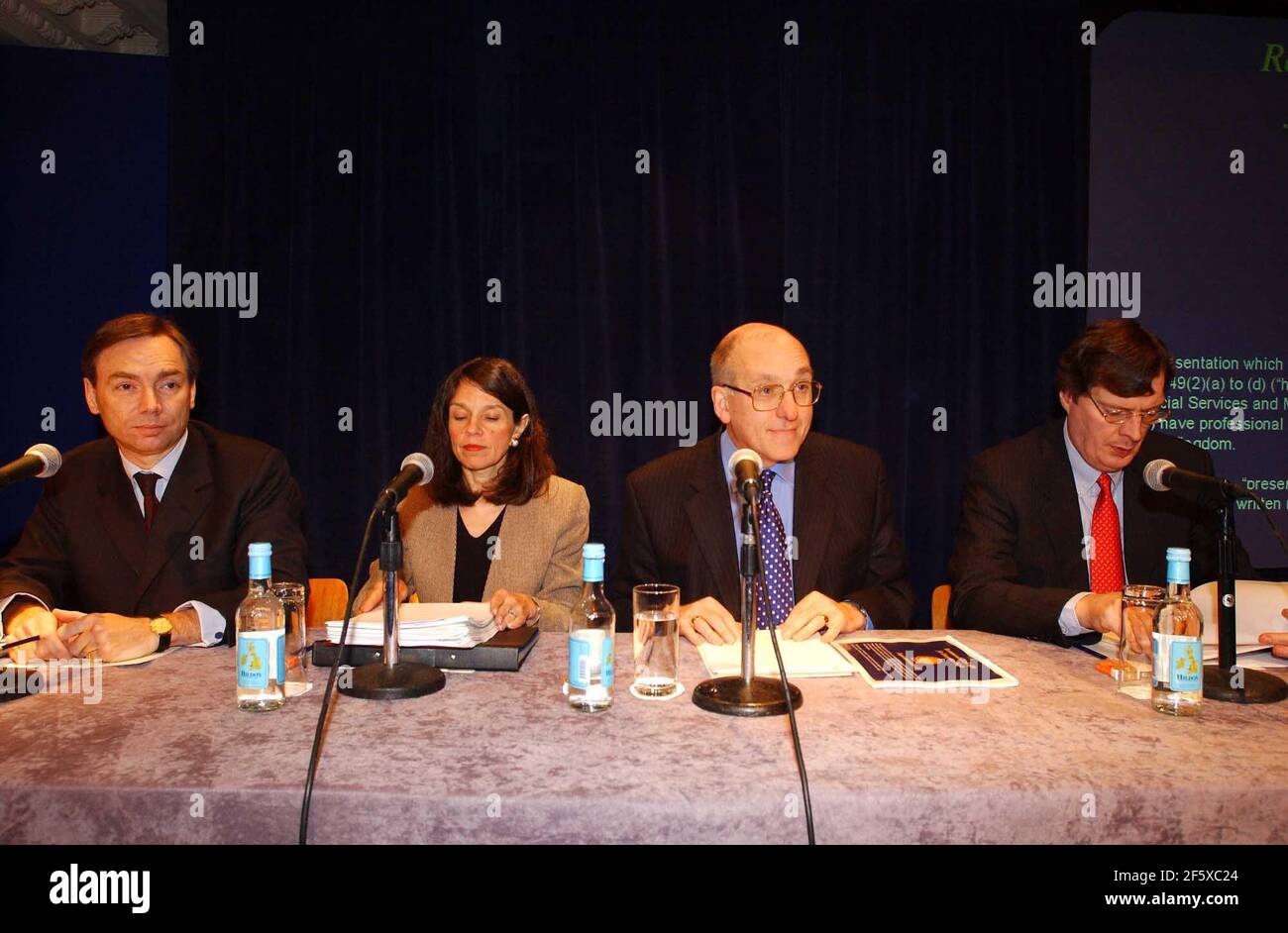 DA SINISTRA A DESTRA> Amministratore Delegato Sam Laidlaw di Enterprise Oil plc e poi Direttore finanziario Judy Boynton, Phillip Watts, Presidente del Comitato di amministratori delegati del Gruppo Royal Dutch/Shell e Walter vande Vijver dello stesso.2 aprile 2002 foto Andy Paradise Foto Stock