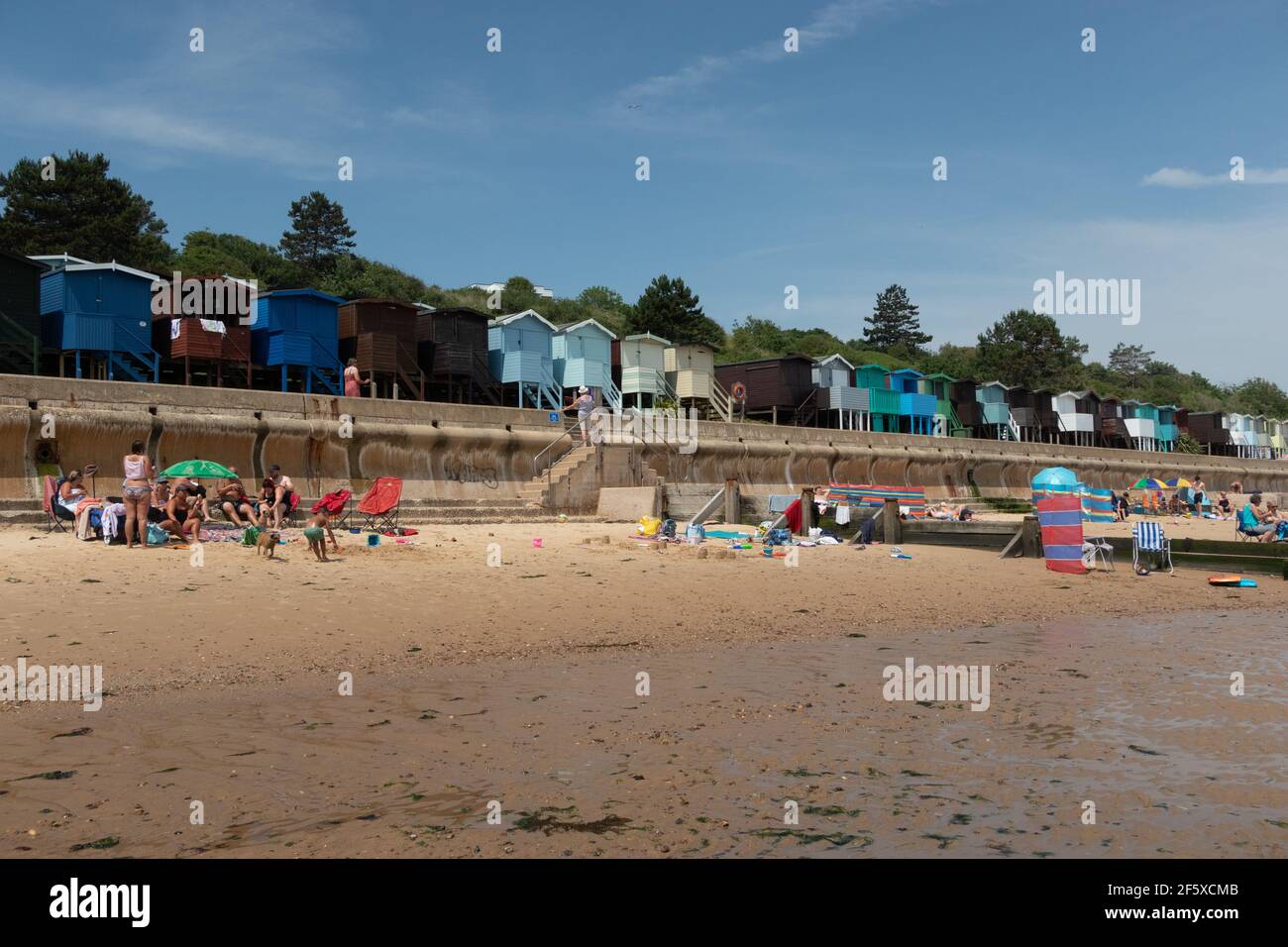 Capanne sulla spiaggia che si affacciano sul mare a Frinton-on-Sea, una piccola cittadina costiera inglese della costa orientale Foto Stock