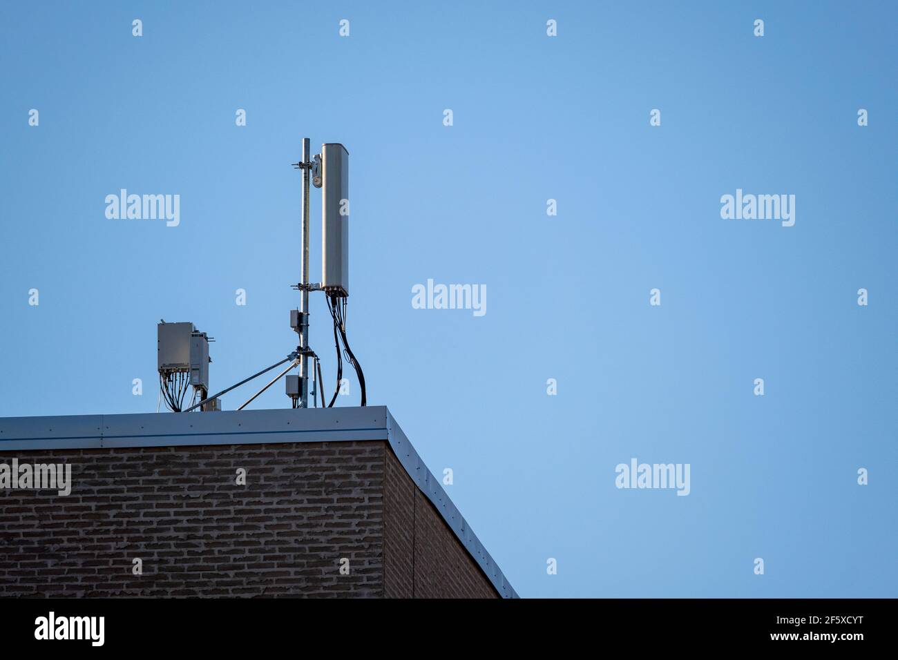Helsinki / Finlandia - 28 MARZO 2021: Una vista di un'antenna di comunicazione sul tetto contro il cielo blu Foto Stock