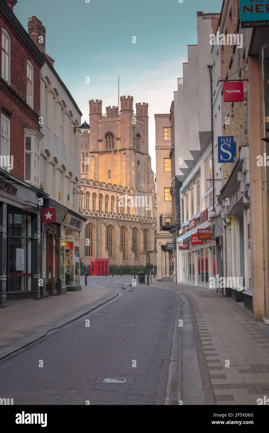 Vista sulla strada che guarda verso la chiesa di St Mary the Great da Market Street, Cambridge, Inghilterra Foto Stock