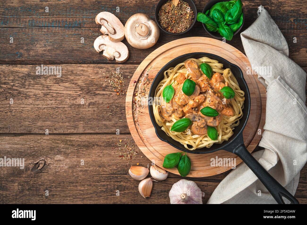 Pasta di funghi con basilico e aglio su un tagliere. Foto Stock
