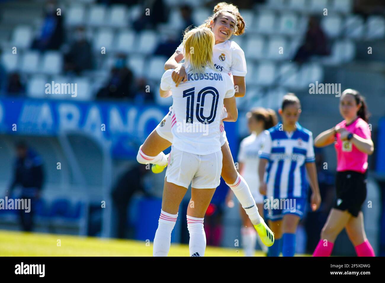 Sofia Jakobsson del Real Madrid festeggia con i suoi compagni di squadra dopo aver segnato il secondo obiettivo della sua squadra durante il primo femminile Divisione Iberdrola campionato Foto Stock