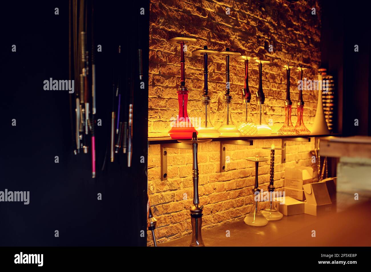 Zoccoli con bottiglie di vetro, barra shisha Foto Stock