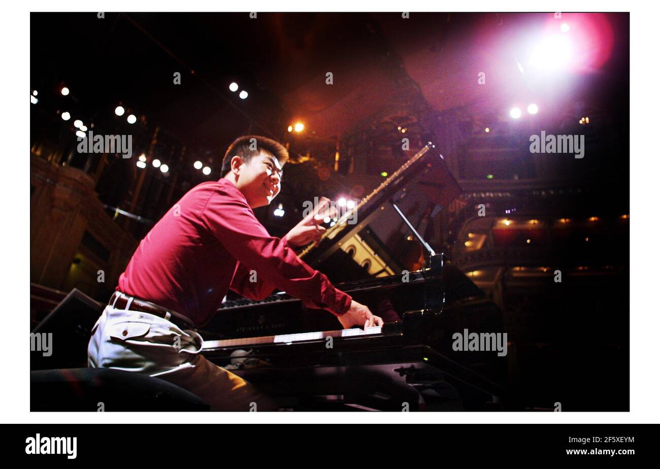 I rehersals finali per la prima notte delle Proms....il giovane pianista cinese stupefacente Lang Lang (significa briliante in cinese) reherses per la notte più grande della sua carriera, suonerà il primo Concerto piano di Tchaikosky nella prima notte delle Proms. pic David Sandison 17/7/2003 Foto Stock