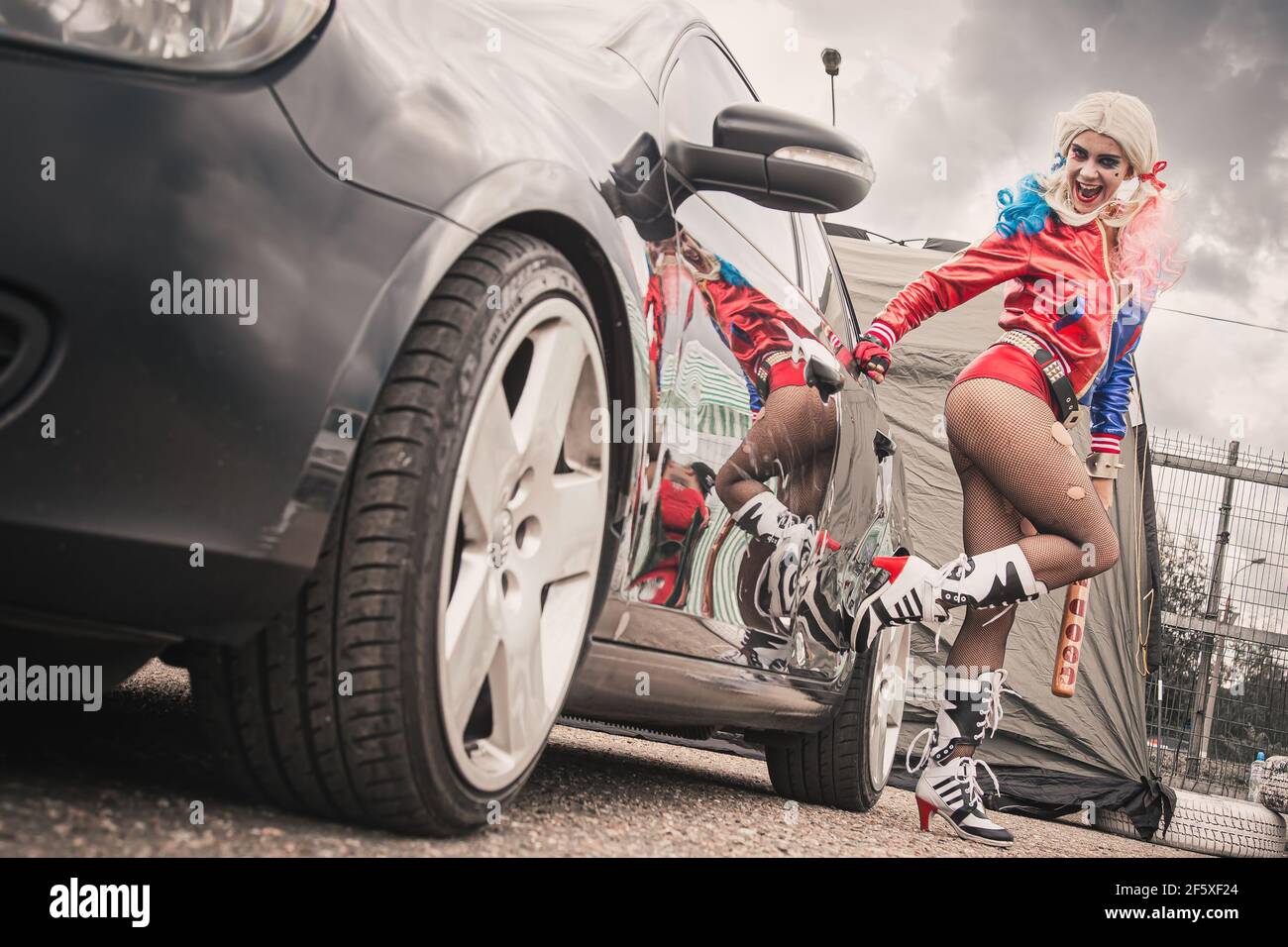 Mosca, Russia - 06 luglio 2020: Harley Quinn colpisce una macchina