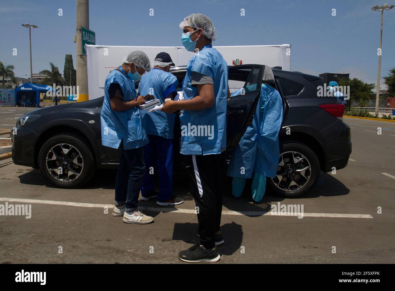 Un gruppo di operatori ospedalieri si occupa del processo di vaccinazione contro Covid-19 presso il Vaccine Car Centre Parque de las Leyendas. Il Vaccine Car è una procedura in cui le persone anziane vengono vaccinate contro Covid-19 all'interno delle proprie auto. È stato concepito per aiutare gli anziani che hanno difficoltà a camminare e a mobilitarsi. A partire da oggi 525,301 peruviani sono stati vaccinati contro Covid-19. Lima, Perú. Foto Stock