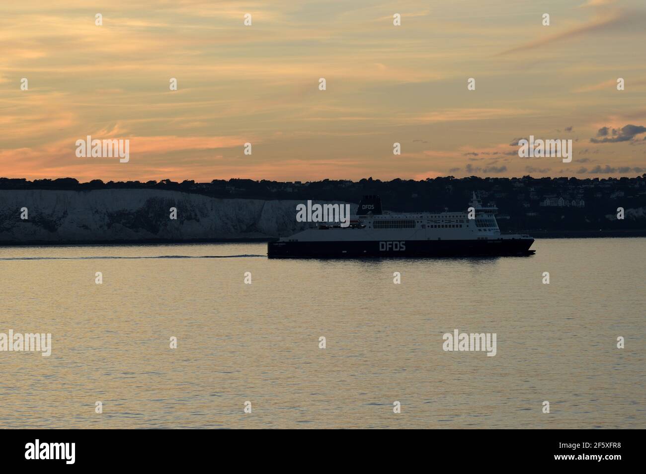 Traversata del canale dal terminal dei traghetti di Calais a dover e al tramonto Sopra le bianche scogliere di dover Foto Stock