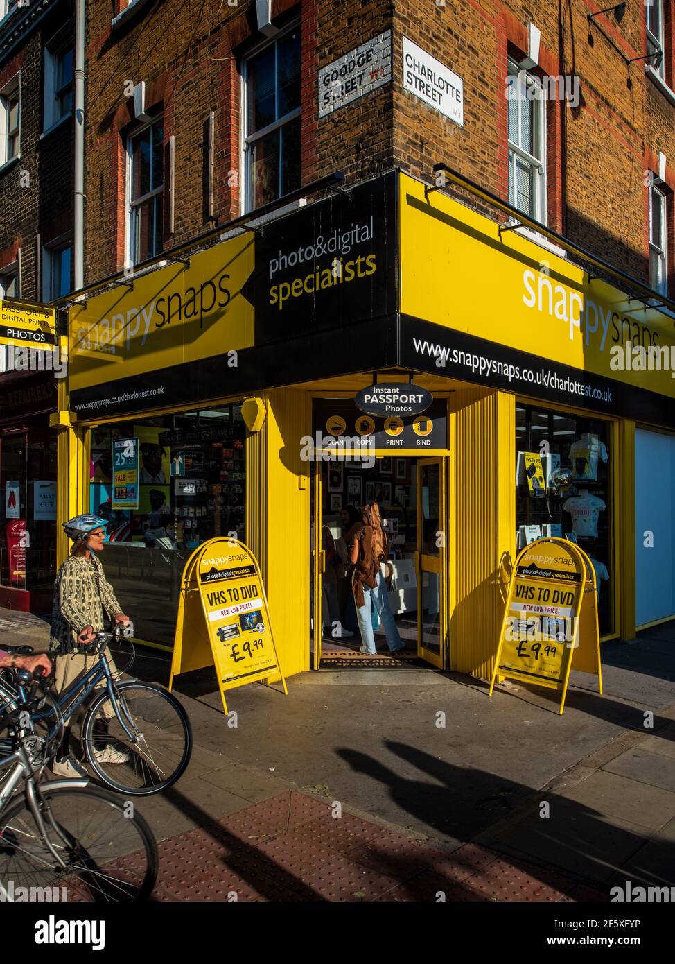 Snappy Snaps Store London - Snappy Snaps Photography Shop London all'angolo tra Charlotte St e Goodge St nel quartiere Fitzrovia di C. London. Foto Stock