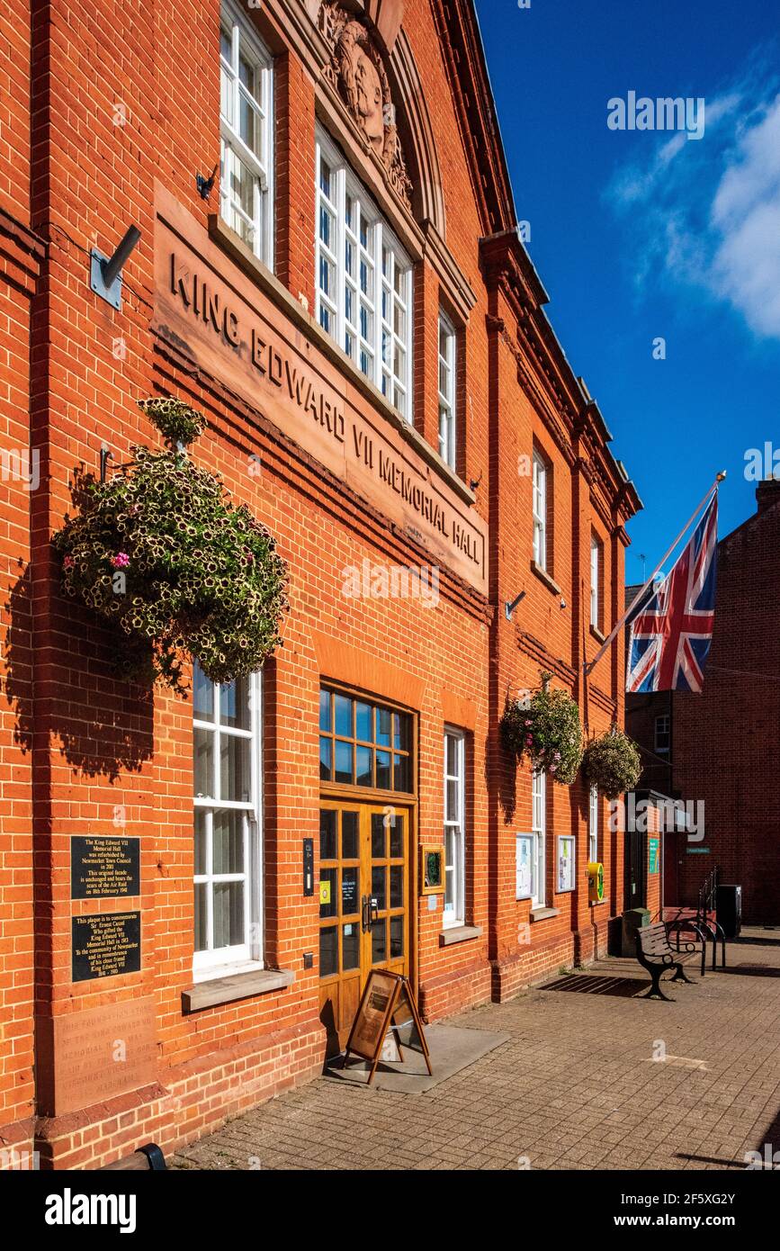 Newmarket Town Council Building - Newmarket Town Hall nel King Edward VII Memorial Hall Newmarket Suffolk UK. Bldg gifted di Sir Ernest Cassel 1911. Foto Stock