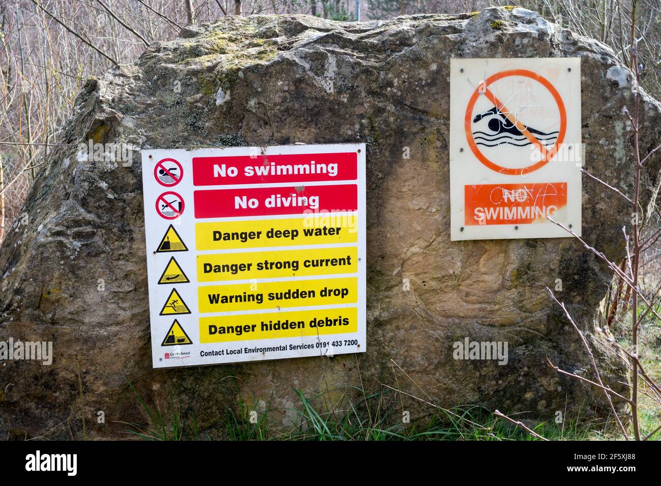 Un cartello di avvertimento contro i pericoli del nuoto e delle immersioni in Watergate Forest Park, Gateshead, Inghilterra nord-orientale, regno unito Foto Stock
