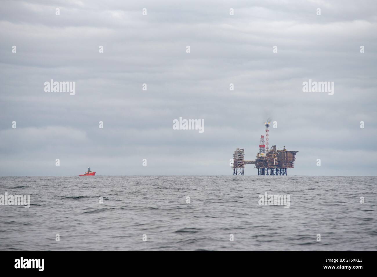 Petrolio greggio e gas raccolti nel Mare del Nord, potenzialmente riscaldando la terra a temperature che danneggeranno l'umanità. Foto Stock