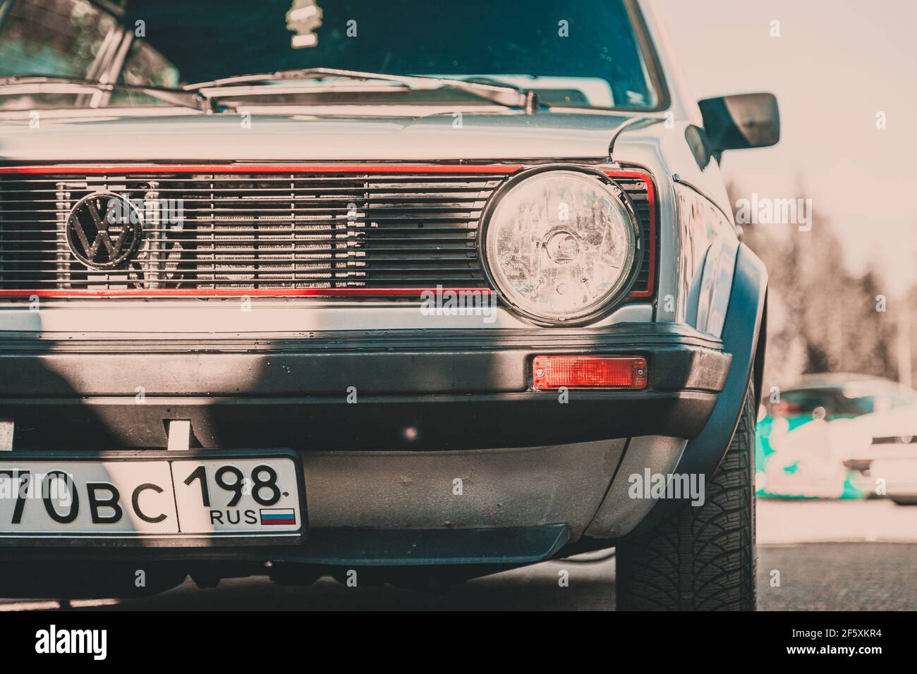 Mosca, Russia - 06 luglio 2019: Primo piano del fronte della vecchia  Volkswagen Golf d'epoca con fari rotondi. La prima generazione della  vettura Foto stock - Alamy