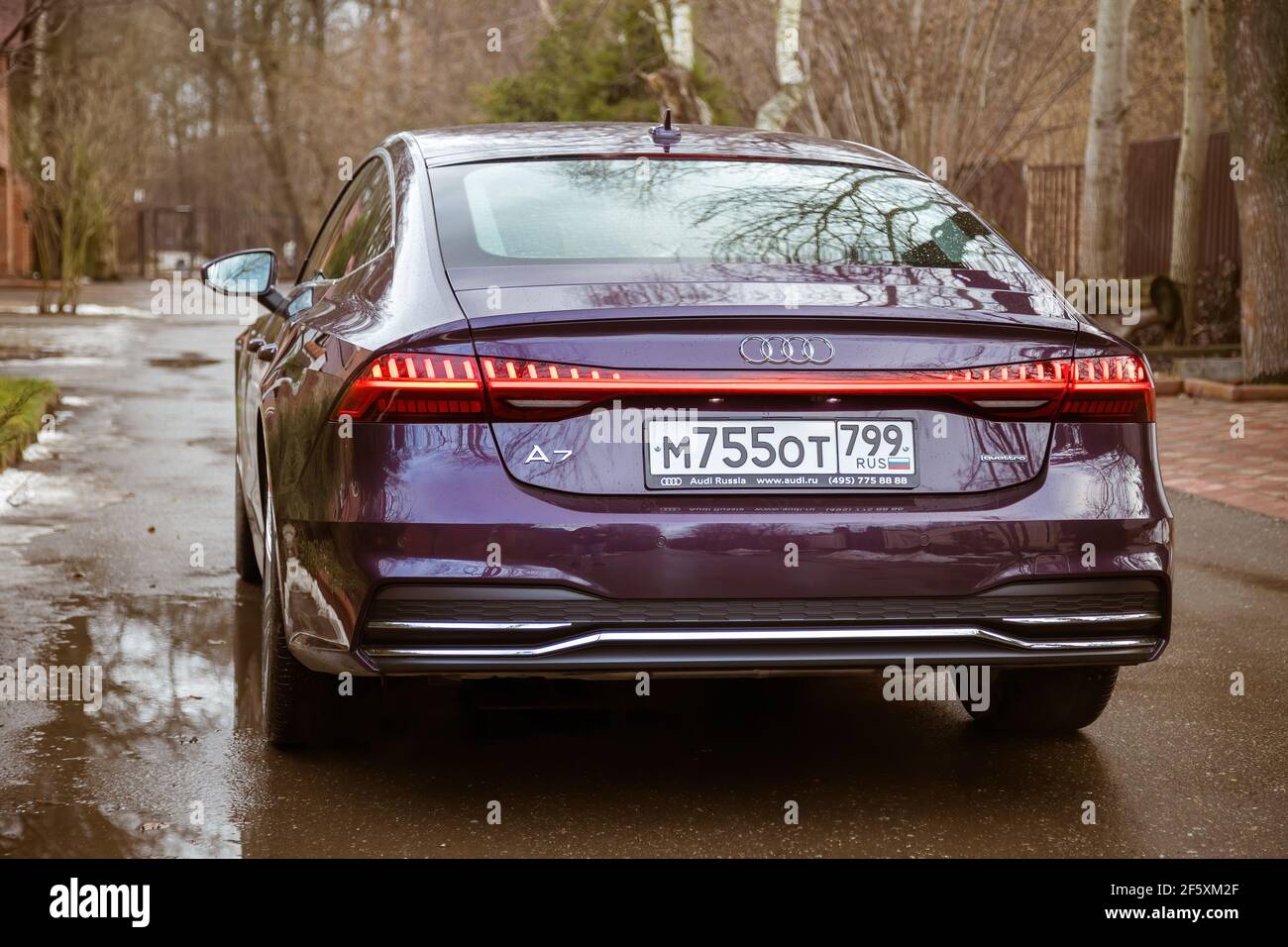 Mosca. Russia - 16 gennaio 2020: Audi A7 Sportback Ultra Nova GT 1 di 111 UN'auto premium di colore viola si erge nella vista posteriore della strada Foto Stock
